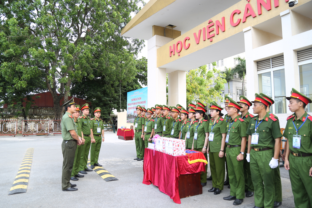 Thượng tá, PGS. TS Phan Văn Thịnh và Thiếu tá Trần Trọng Nguyên động viên đội tình nguyện viên tham gia “Tiếp sức mùa thi”